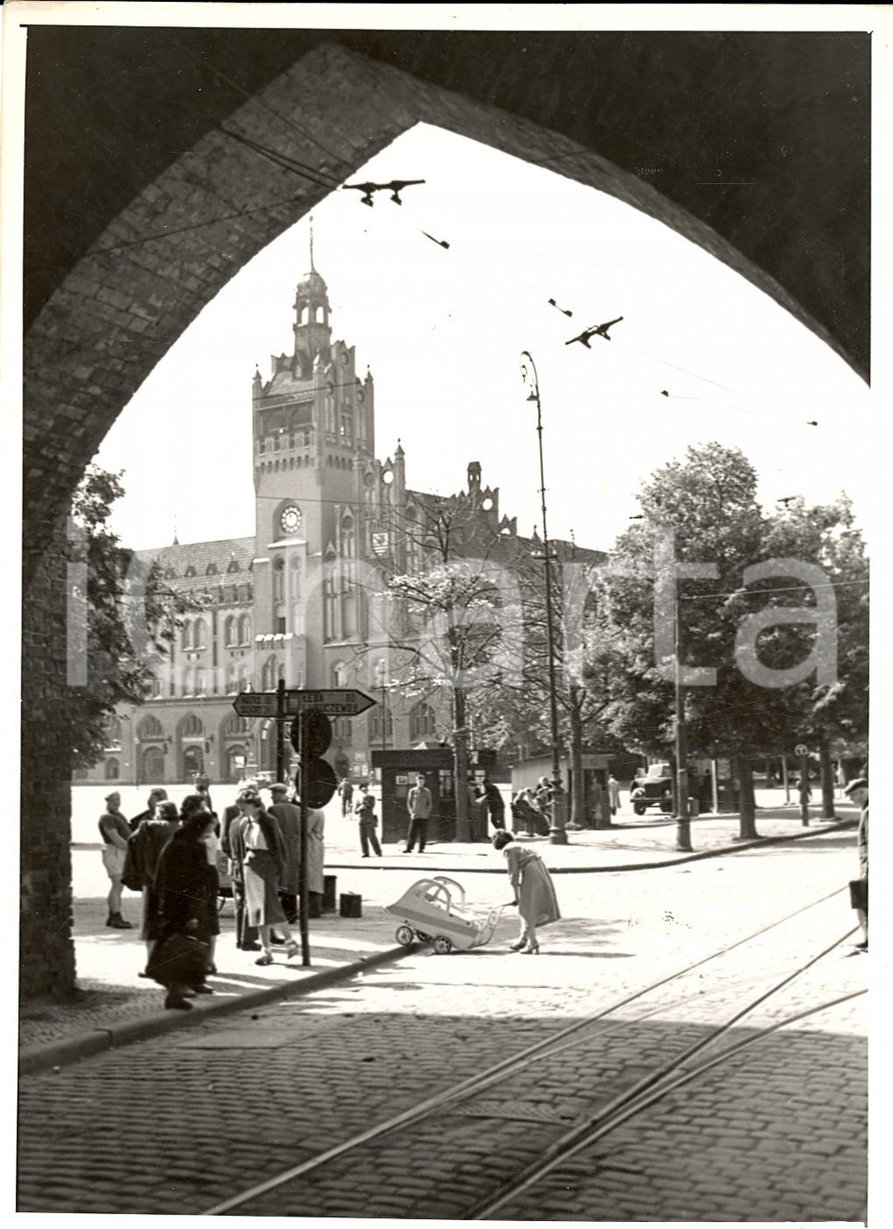 Fotografia d'epoca originale 1950 ca SLUPSK (POLAND) Piazza del Municipio *Foto ARTISTICA RSW PRASA 1