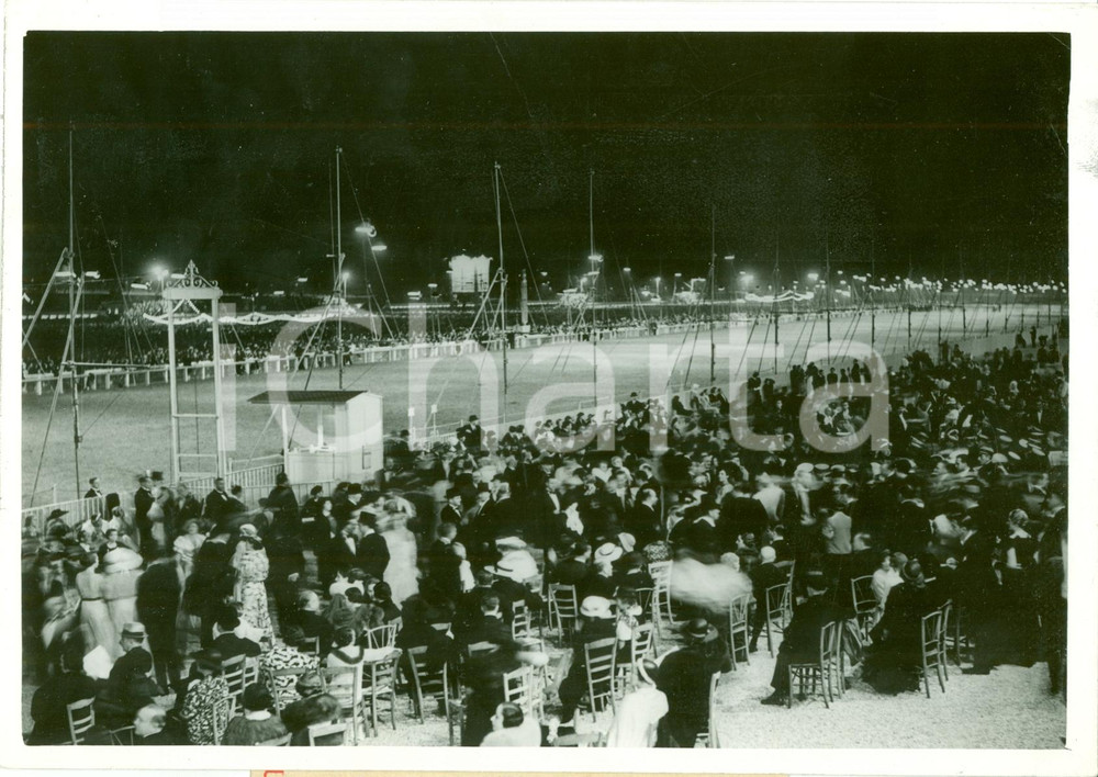 Fotografia d epoca originale 1935 ca PARIS Corse ippiche notturne Ippodromo LONGCHAMP illuminato FOTOGRAFIA 1