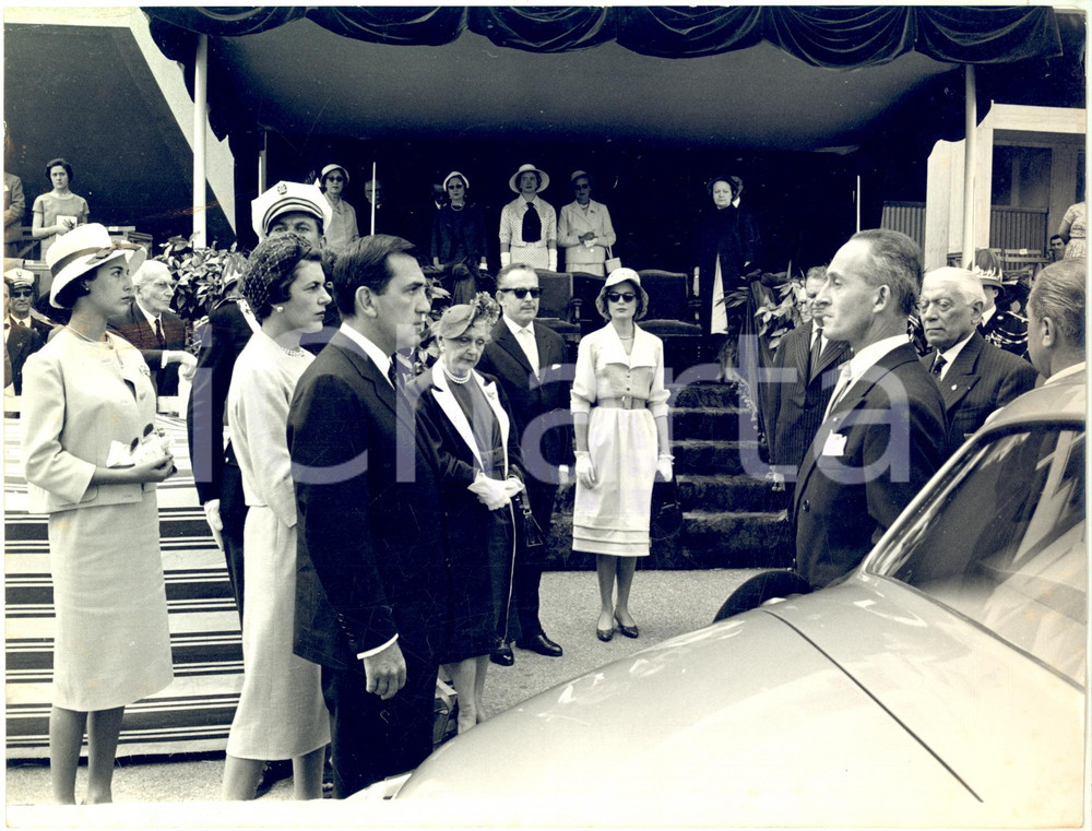 1959 GP MONTECARLO Principi Ranieri e Grace di Monaco presso il palco d'onore  Fotografia d'epoca con didascalia coeva al verso.   CONDIZIONI: FAIR (piegature angolari e lievi difetti di stampa; macchie al lato sinistro) FORMATO: 24x18 cm     originale e autentica 1