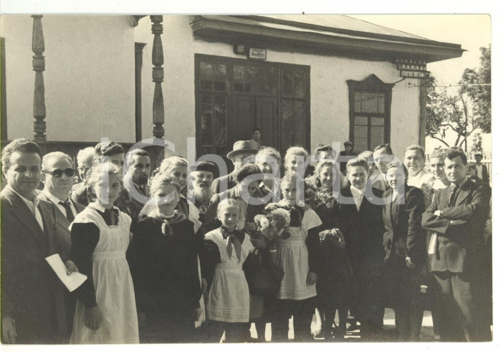1955 ca KIEV (URSS) Bambini di un kolchoz *Foto 18x12 cm Fotografia d'epoca con didascalia coeva al verso.La fotografia &egrave; relativa alla visita di una delegazione socialista italiana nella Kiev dell'ex URSS, tra universit&agrave; e mondo rurale.Facevano parte della delegazione l'on. Alcide Malagugini e Francesco Flora.  CONDIZIONI: G CONDIZIONI: 18x12 cm&Egrave; severamente vietata la riproduzione. Tutti i diritti sono riservati.    originale e autentica 1
