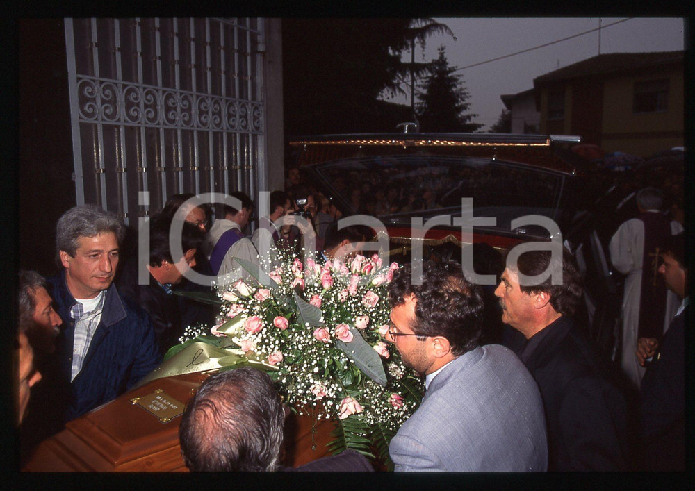 35mm vintage slide* 1995 BUSTO ARSIZIO Funerali Mia MARTINI Salma all'obitorio 3