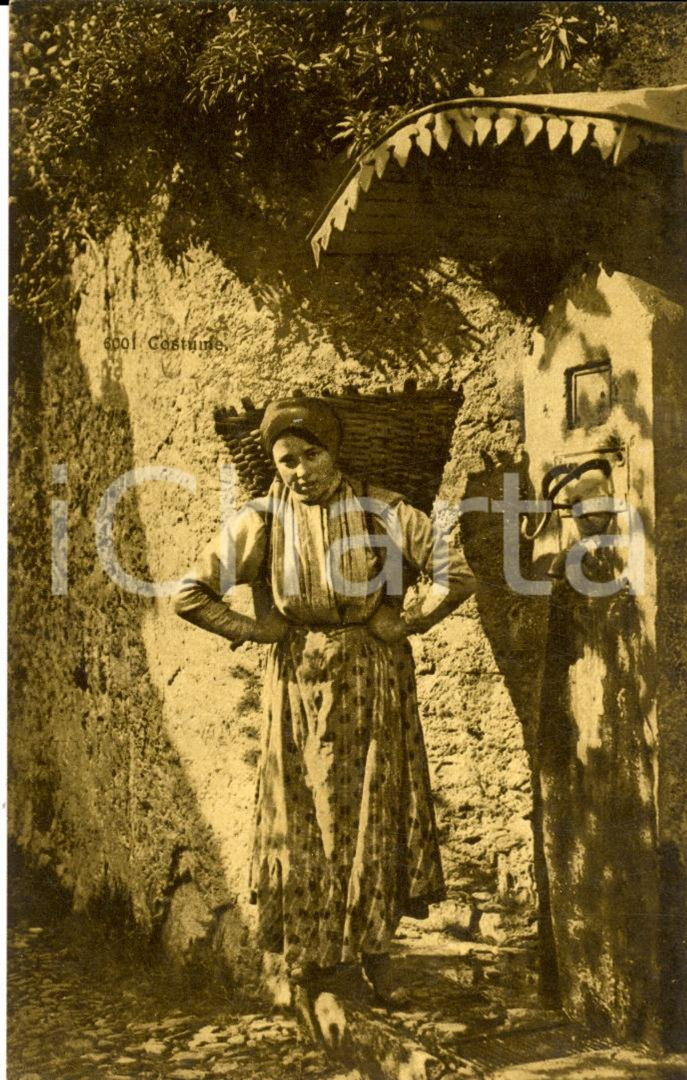 Cartolina originale da collezione 1930 ca COSTUMI TICINESI Contadina con gerla FP NV 1