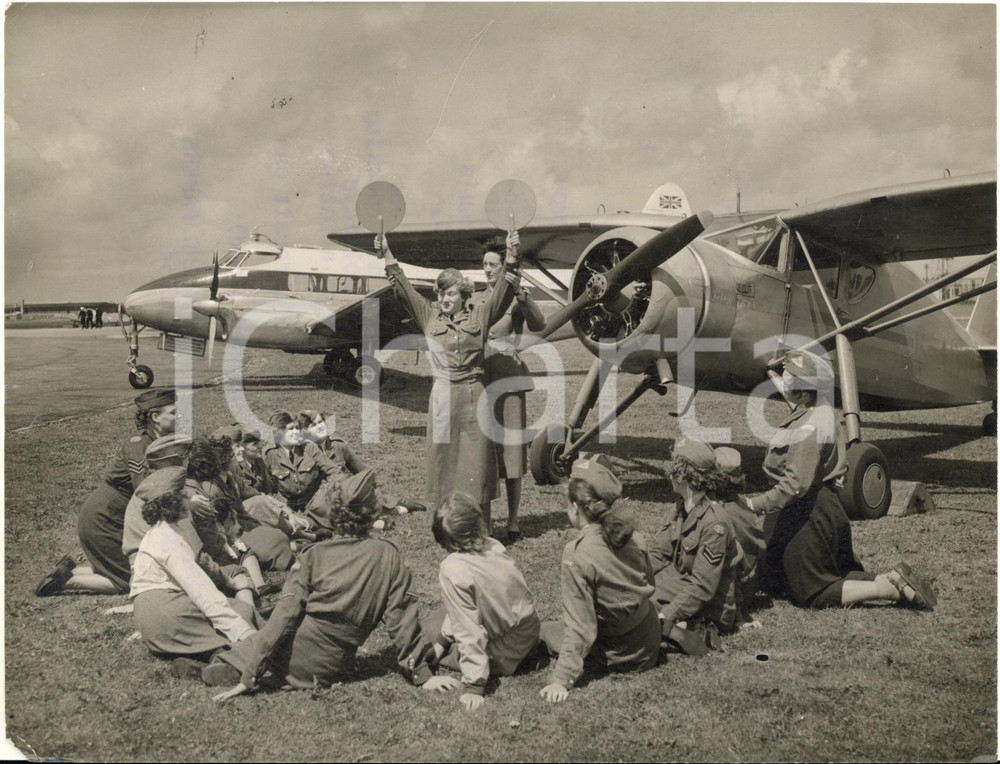 1954 HURN Airport - Women's Junior Air Corps - Lesson in using signals *Photo
