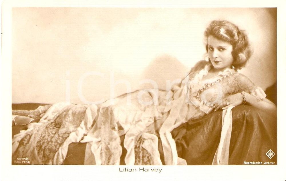 Cartolina originale da collezione 1930 ca CINEMA Actress Lilian HARVEY lying on the bed *Cartolina FP NV 1