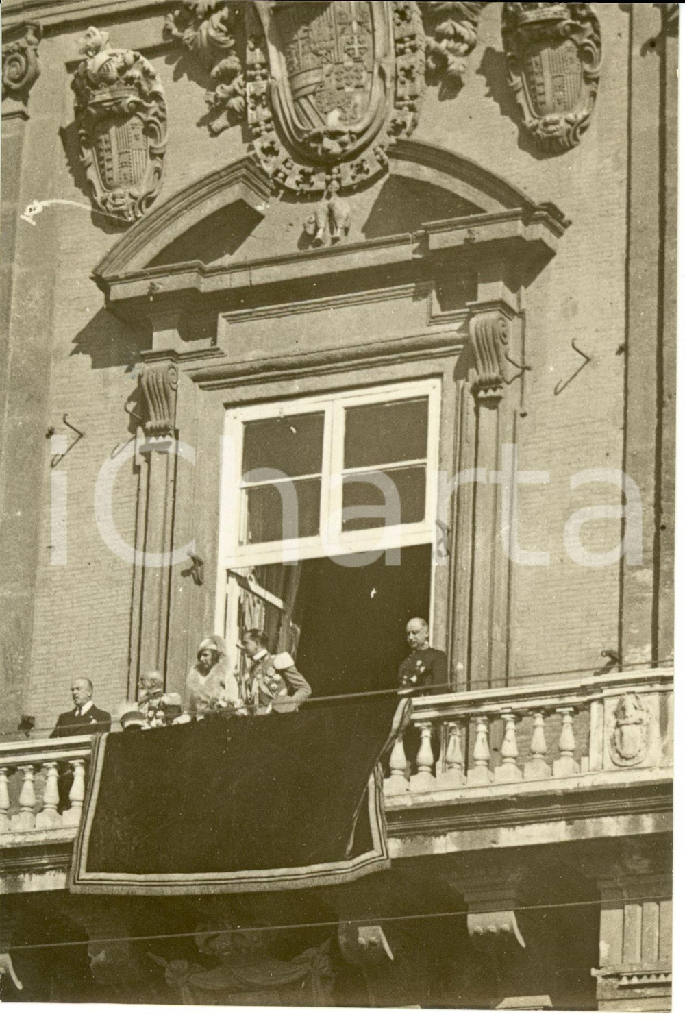 Fotografia d epoca originale 1931 Napoli Principi Piemonte UMBERTO II e MARIA JOSE salutano popolo Foto 1