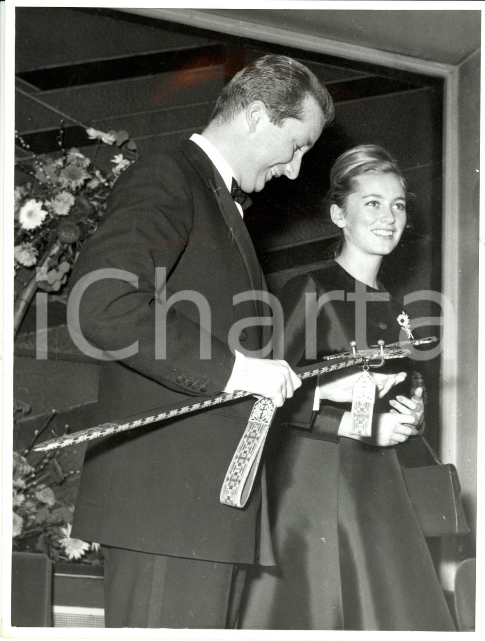 Fotografia d epoca originale 1961 BRUXELLES B Principi Alberto e Paola BELGIO con spada film EL CID Foto 1