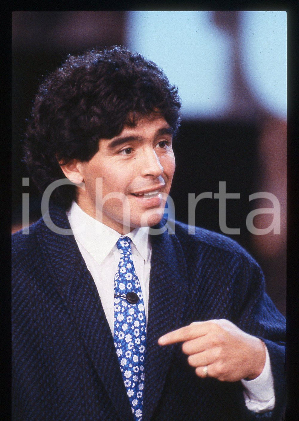 35mm vintage slide* 1987 BINGO TELEMIKE Diego Armando MARADONA Ritratto (9) La diapositiva ritrae Diego Armando Maradona al programma Telemike del 1987Diapositiva d'epoca, in formato 35 mm.CONDIZIONI: GOODTutti i diritti riservati.E' severamente vietata la riproduzione. ICharta mette in vendita, sul negozio eBay e in esclusiva sul sito "icharta" il proprio archivio composto da numerose diapositive e negativi fotografici d'epoca, tutti originali e autentici, che attraversano la storia del costume italiano tra gli la fine degli anni Sessanta e Novanta.Si tratta di uno sguardo inedito sull'attualit&agrave;, la politica, la vita quotidiana, il gossip e la cultura, che fotografa il cambiamento della nazione in quest'ultimo scorcio del XX secolo. Un'occasione unica per il mercato del collezionismo, che vede finalmente disponibile un archivio eccezionale per vastit&agrave;, tematiche e condizioni, in un settore (il negativo fotografico e la diapositiva) di assoluta novit&agrave; e dalle interessanti prospettive di investimento.  originale e autentica 1