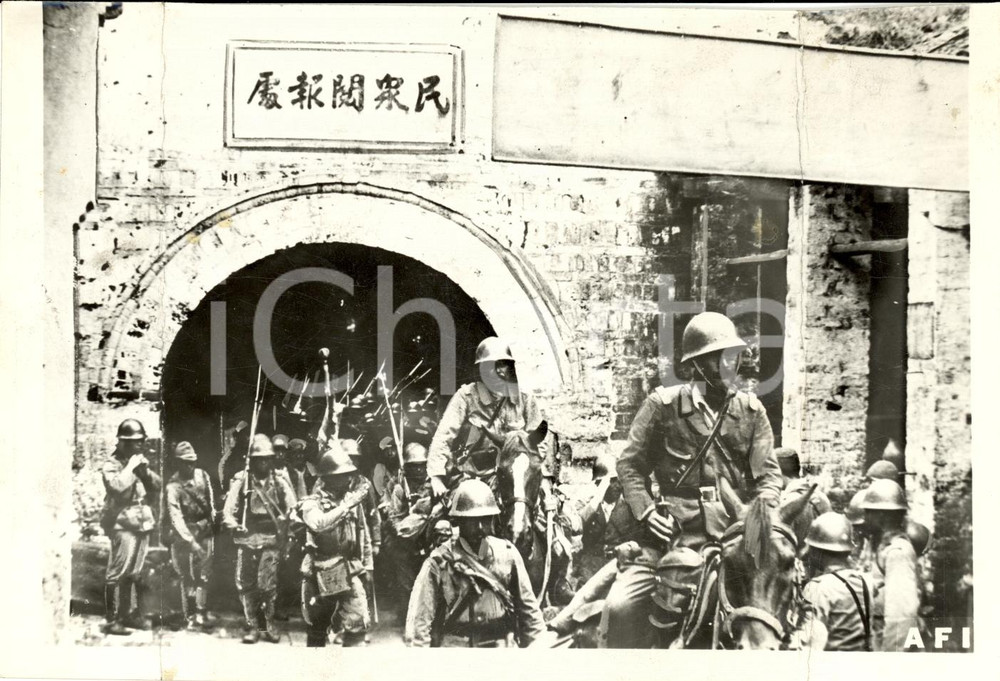 1942 JAPAN WW2 Soldati giapponesi entrano in città conquistata *FOTO DANNEGGIATA