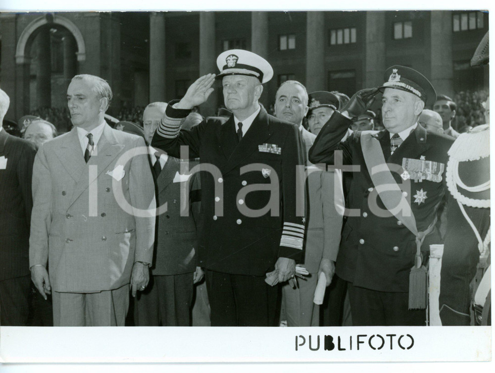 1953 NAPOLI - FORZE ARMATE Pietro CAMPILLI Massimo GIROSI William Fechteler Fotografia d'epoca, con didascalia coeva al verso. CONDIZIONI: G (ma lieve sovraimpressione)FORMATO: 18x13 cm     originale e autentica 1