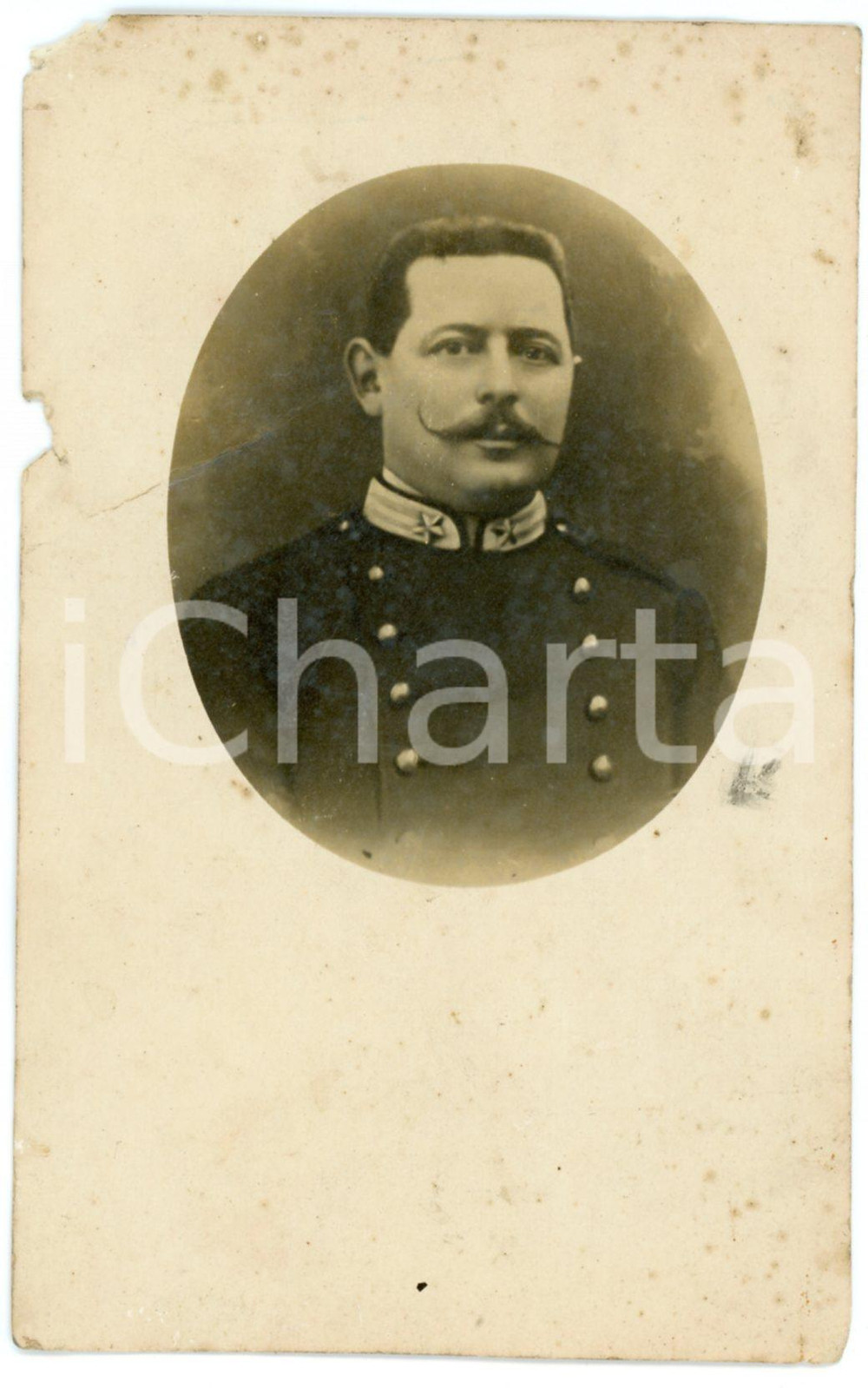 1910 ca CREVACUORE (BI) Ritratto di un Ufficiale - Foto Giovanni MAINO Fotografia d'epoca in formato cartolina postale. Al verso &egrave; presente il timbro del fotografo.CONDIZIONI: VERY POOR (bruniture diffuse, piegature e mancanze al margine sinistro)FORMATO: 13x8 cm    originale e autentica 1