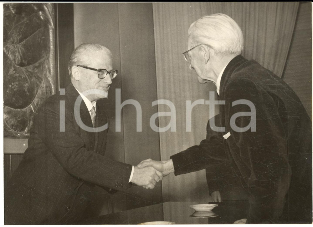 1957 ROMA Anniversario SIAE - Giovanni GRONCHI incontra Ildebrando PIZZETTI Foto  Fotografia d'epoca con didascalia coeva al verso.   CONDIZIONI: G (ma lieve sovraimpressione)FORMATO: 18x13 cm     originale e autentica 1