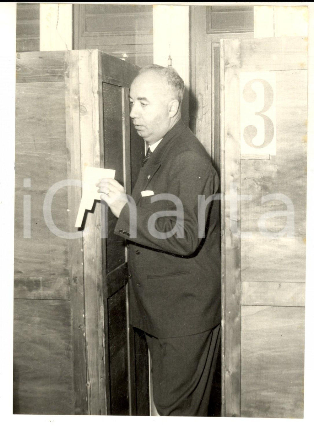 Fotografia d epoca originale 1958 ELEZIONI POLITICHE ROMA Paolo Emilio TAVIANI alle urne Fotografia 13x18 1