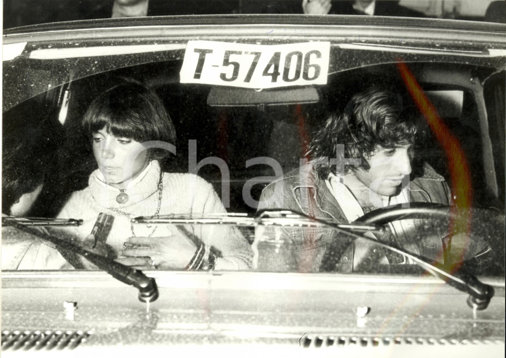 Fotografia d epoca originale 1980 ca TENNIS Guillermo VILAS e fidanzata Gabriella in macchina Foto 24x30 cm 1
