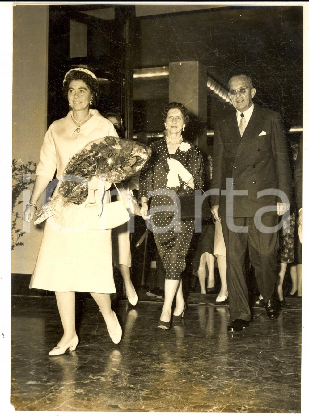 Fotografia d epoca originale 1959 FIRENZE Paolo di GRECIA e regina Frederika arrivano alla stazione Foto 1