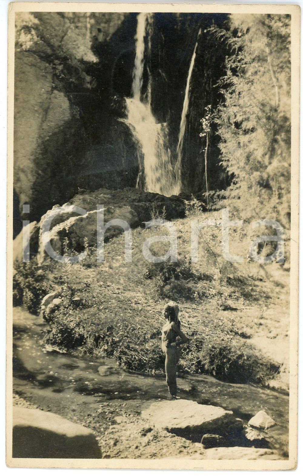 1930 ca AFRICA - VINTAGE EROTICA Odalisque near a waterfall ETHNIC NUDE Postcard Fotografia d'epoca in formato cartolina postale. FAIR/discreto Lievi smussature agli angoli Formato: FP originale e autentica 1