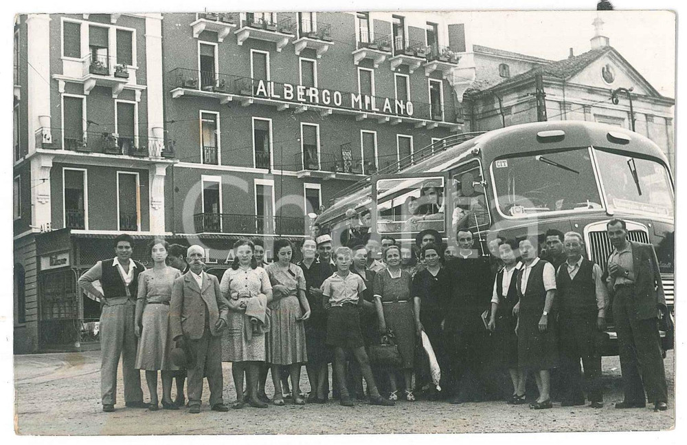 1950 ca CORTEMAGGIORE Gita in pullmann - Albergo MILANO - Foto MAINARDI 14x9 cm Fotografia originale d'epoca, in formato cartolina postale. POOR/danneggiato macchie superficiali e in trasparenza; vasto residuo cartaceo al verso Formato: 14x9 cm originale e autentica 1