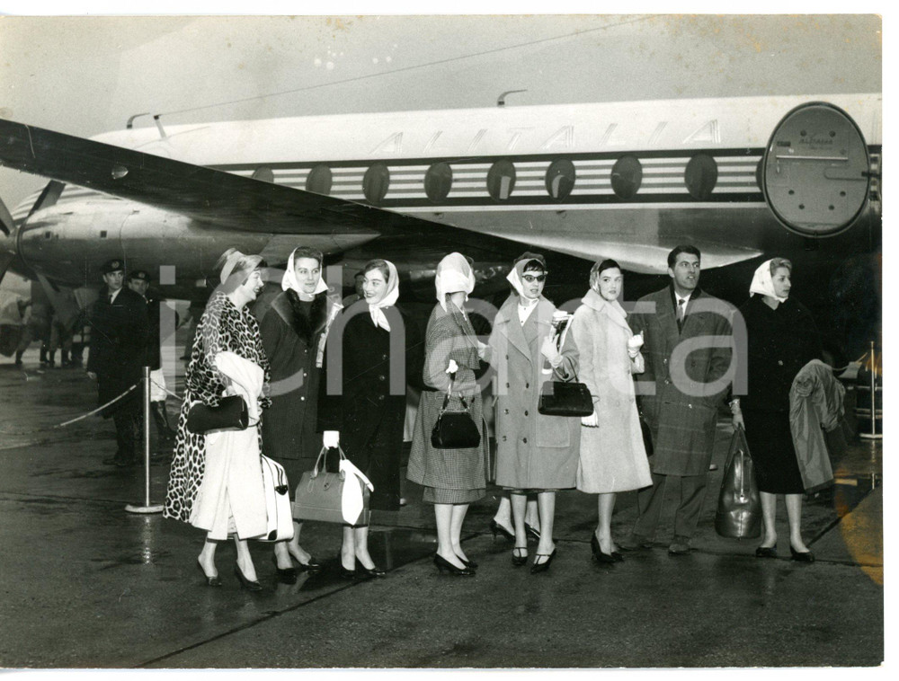 1958 MILANO MALPENSA Modelle in partenza per la "Crociera del cotone" *Foto