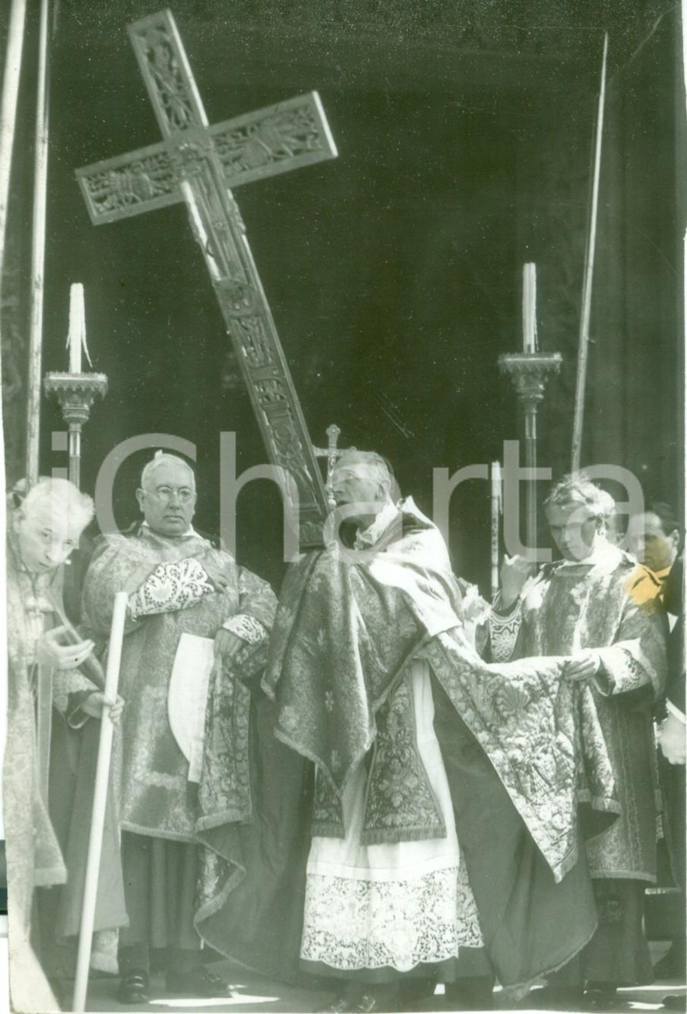 Fotografia d epoca originale 1938 MILANO Card. Ildefonso SCHUSTER benedice folla con croce del SACRO CHIODO 1