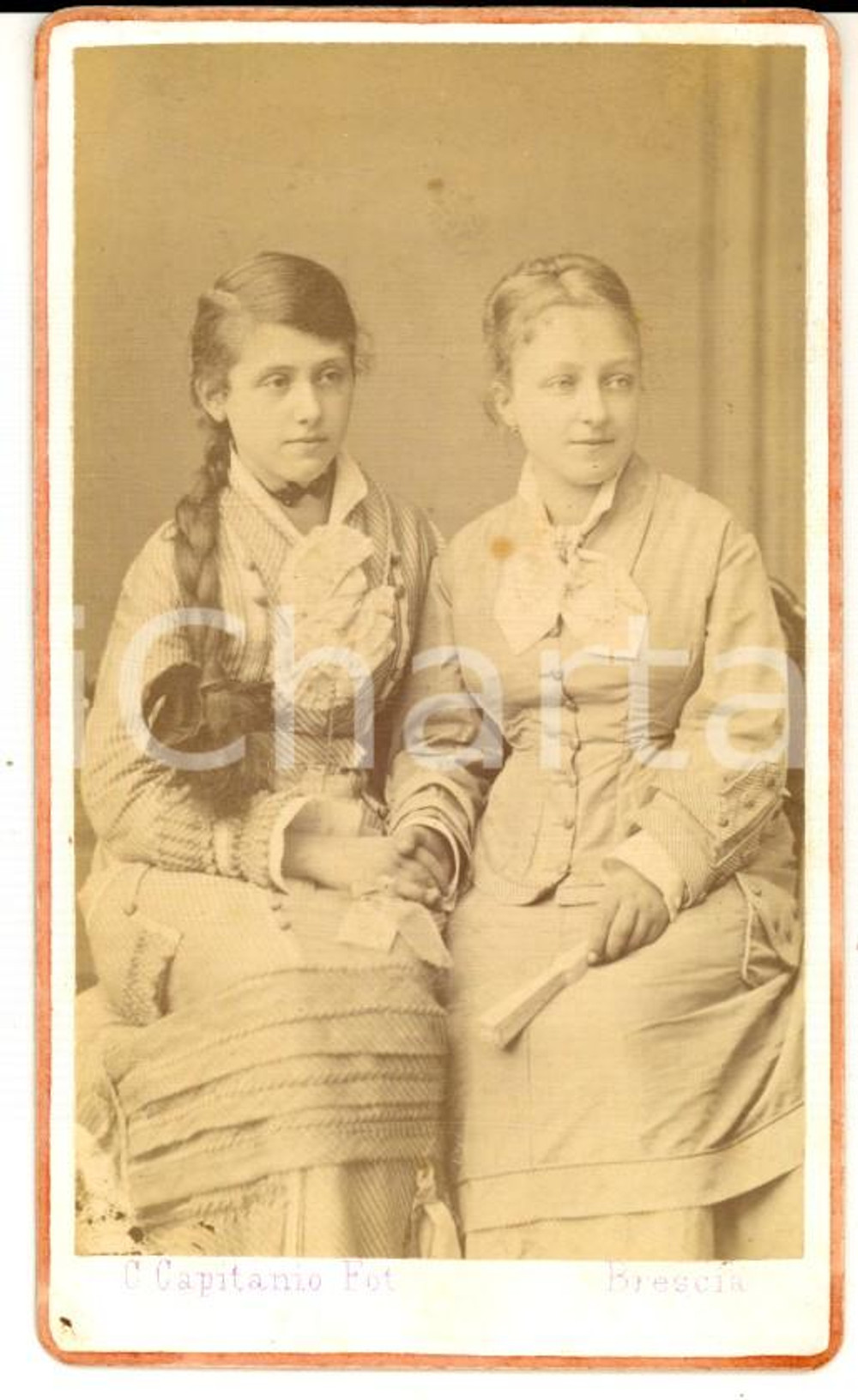 Fotografia d'epoca originale 1870 ca BRESCIA Coppia di sorelle che si tengono per mano *Foto CAPITANIO 1