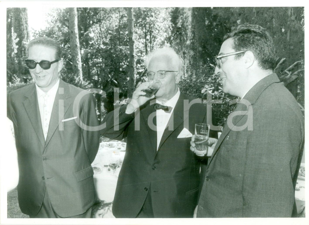 Fotografia d epoca originale 1961 CHIANCIANO TERME Francesco FLORA beve acqua termale al Premio Nazionale 1