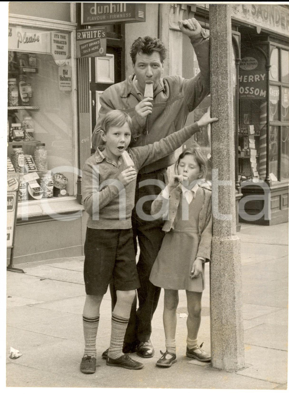 1958 LONDON Ice lolly for Max BYGRAVES in a break from "A cry from the streets" Fotografia d'epoca, con didascalia coeva al verso. CONDIZIONI: FAIR (lievi graffi superficiali) FORMATO: 15x20 cm    originale e autentica 1