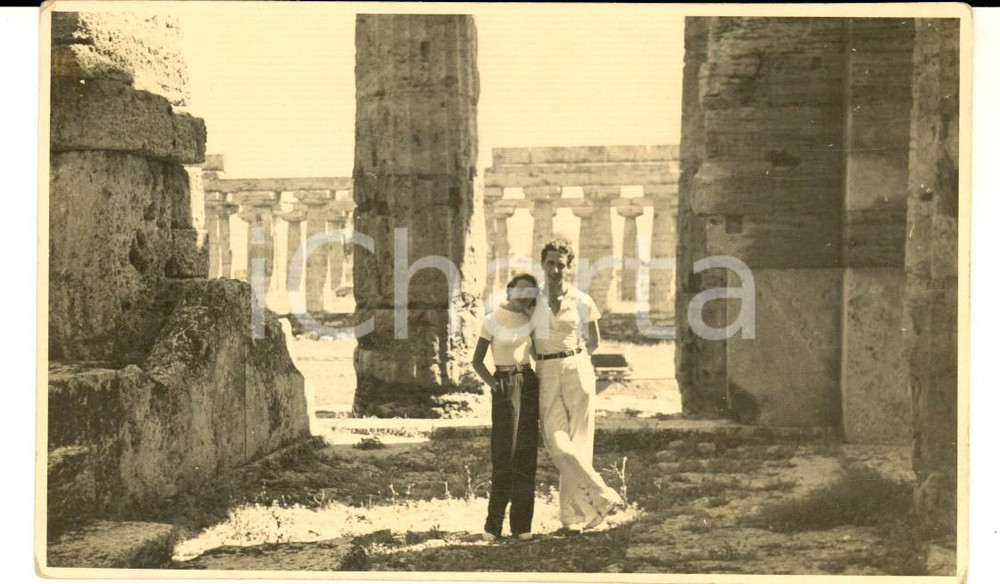 Fotografia d epoca originale 1935 PAESTUM SA Coppia di sposi tra le rovine Foto cartolina VINTAGE 1