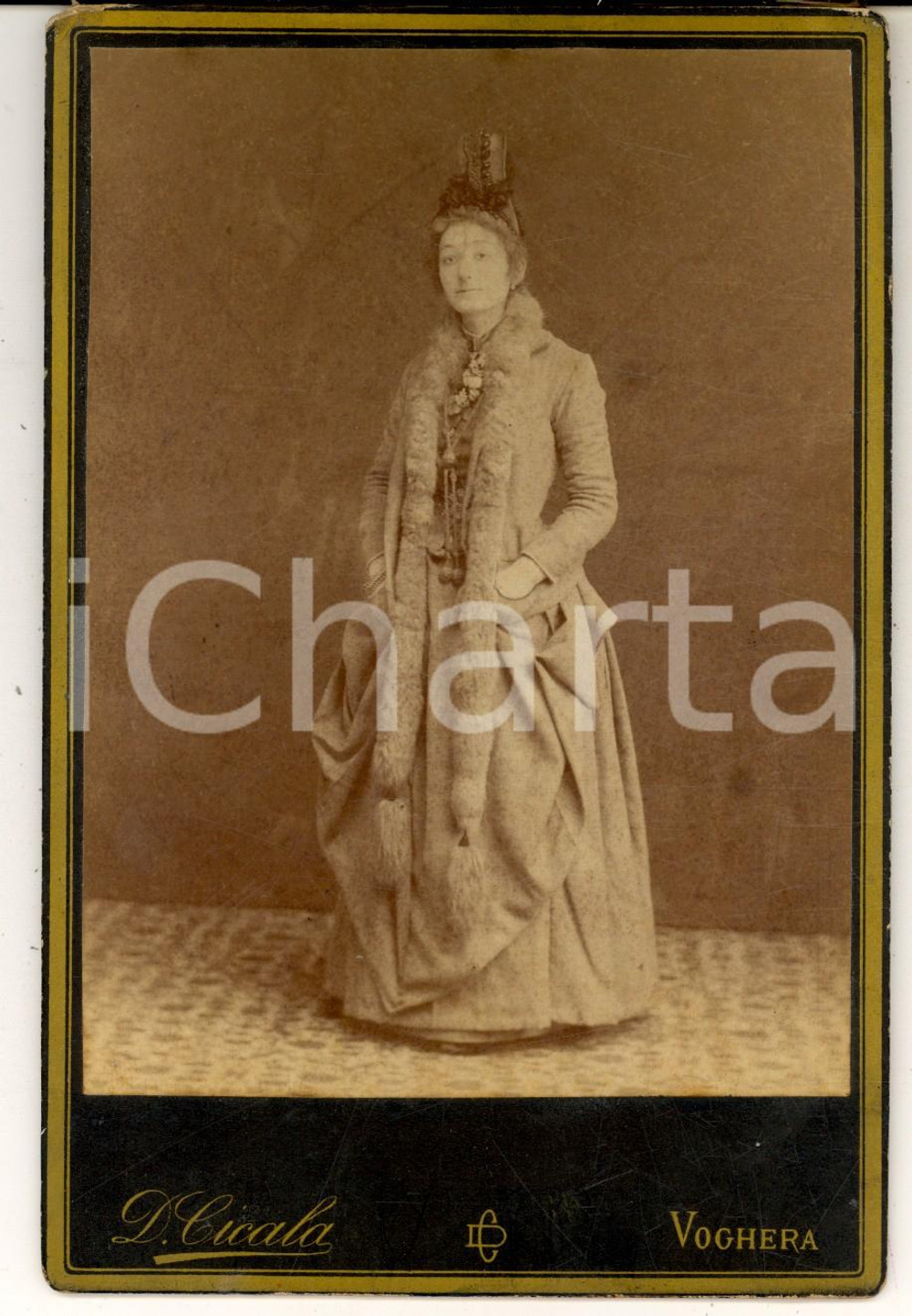 Fotografia d epoca originale 1880 ca VOGHERA Ritratto di donna con stola di pelliccia  Foto Davide CICALA 1