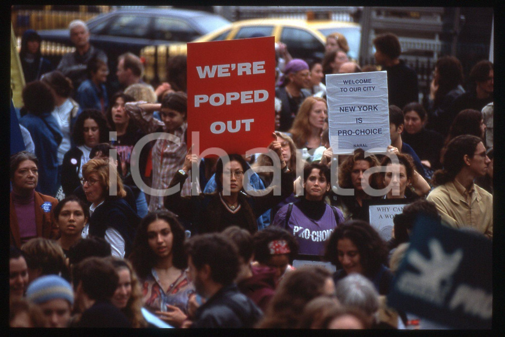35mm vintage slide* 1995 NEW YORK Pro-choice demostration against the Pope  Diapositiva d'epoca, in formato 35 mm.CONDIZIONI: GOODE' severamente vietata la riproduzione. Tutti i diritti sono riservati.Nella diapositiva ICharta mette in vendita, sul negozio eBay e in esclusiva sul sito "icharta" il proprio archivio composto da numerose diapositive e negativi fotografici d'epoca, tutti originali e autentici, che attraversano la storia del costume italiano tra gli la fine degli anni Sessanta e Novanta.Si tratta di uno sguardo inedito sull'attualit&agrave;, la politica, la vita quotidiana, il gossip e la cultura, che fotografa il cambiamento della nazione in quest'ultimo scorcio del XX secolo. Un'occasione unica per il mercato del collezionismo, che vede finalmente disponibile un archivio eccezionale per vastit&agrave;, tematiche e condizioni, in un settore (il negativo fotografico e la diapositiva) di assoluta novit&agrave; e dalle interessanti prospettive di investimento.  FAIR/discreto   originale e autentica 1