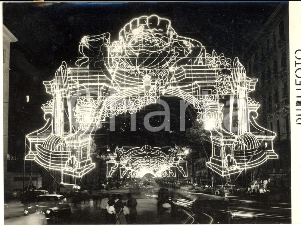 1955 ca NAPOLI Festa di PIEDIGROTTA - Arco luminoso alla Torretta - Foto 18x13 Fotografia d'epoca, con didascalia coeva al verso. CONDIZIONI: GFORMATO: 18x13 cm     originale e autentica 1