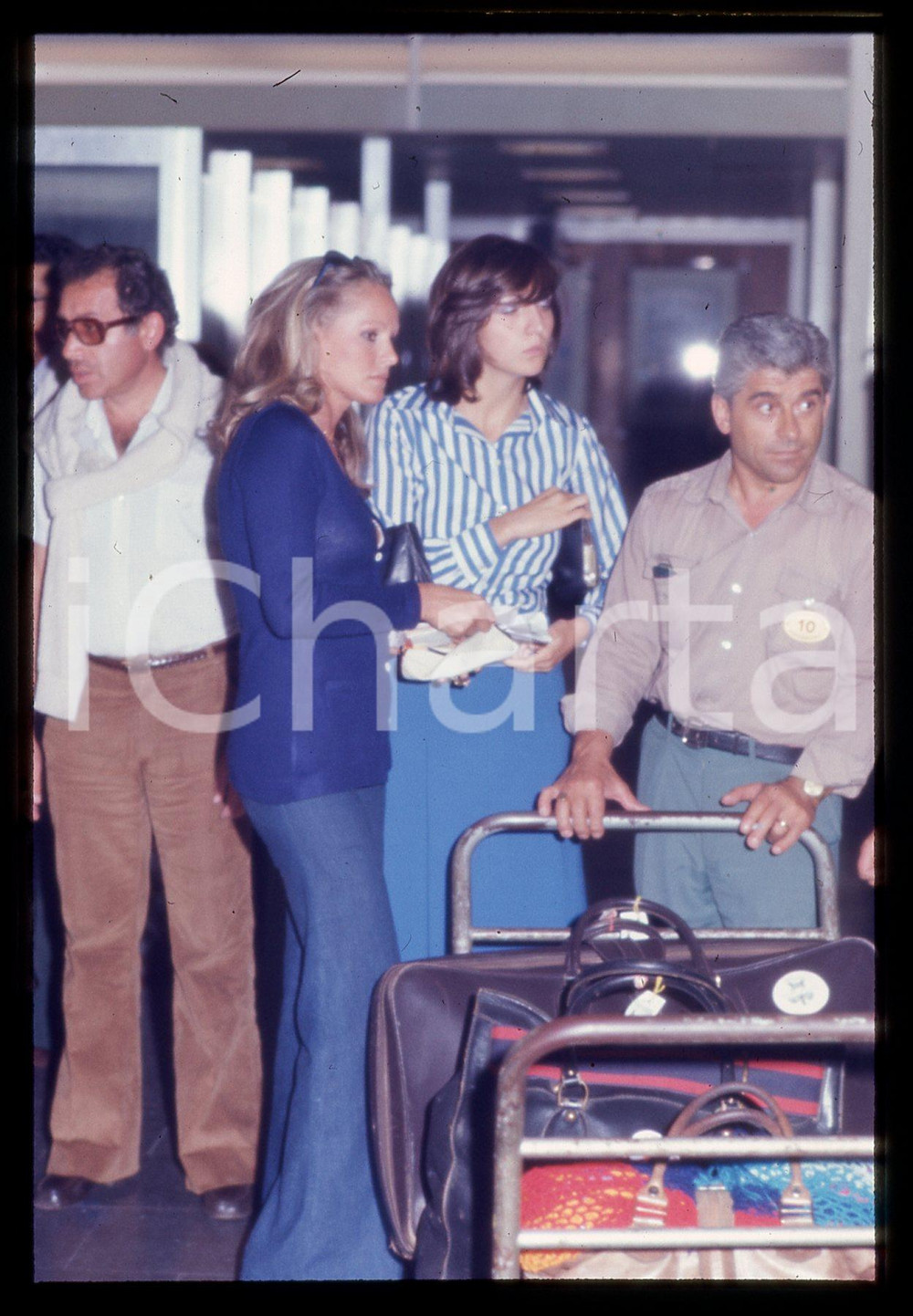 35mm vintage slide* 1975 ca ITALIA Ursula ANDRESS paparazzata in aeroporto 6