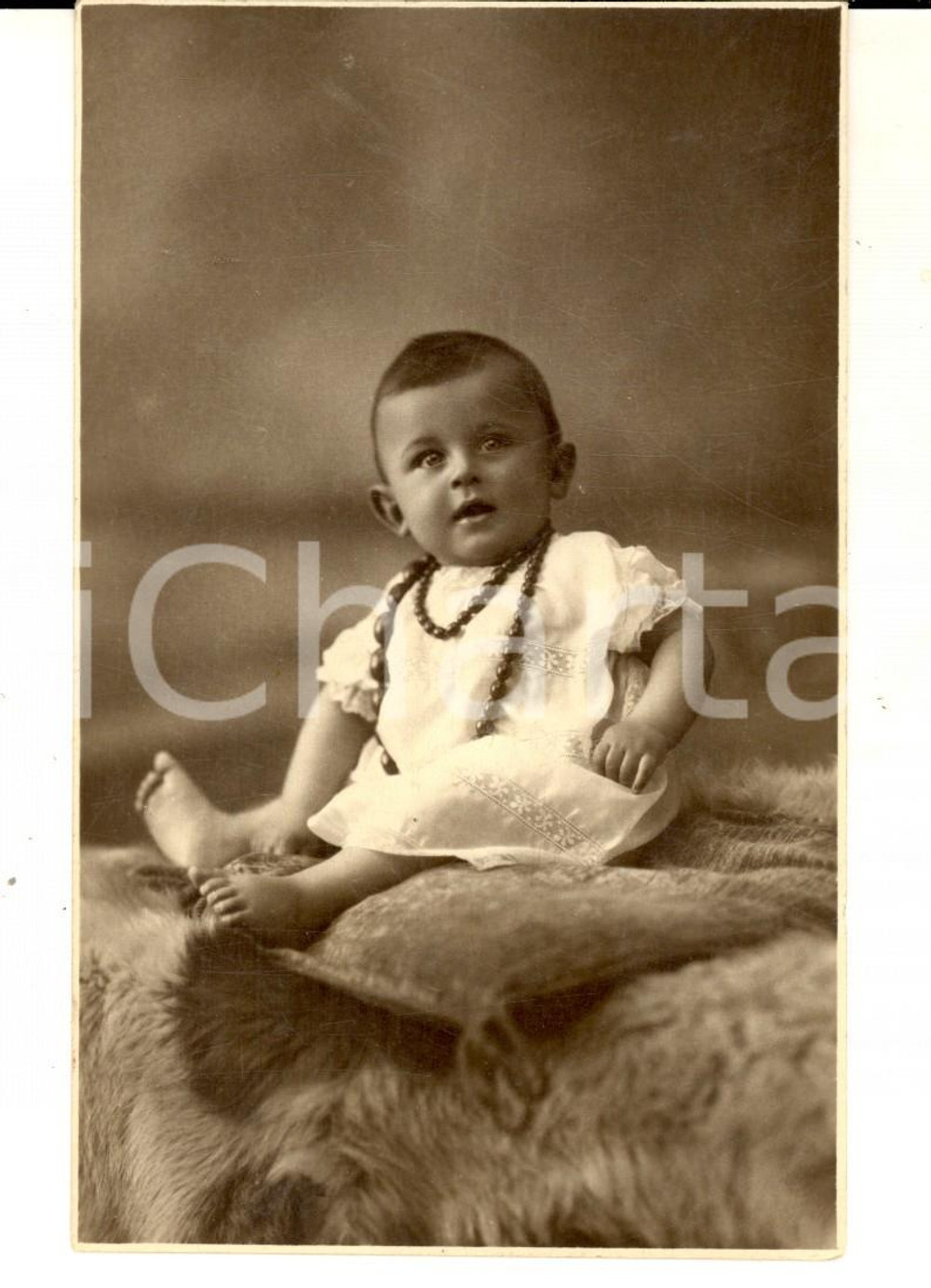 Fotografia d epoca originale 1920 ca TORINO Bambino seduto in veste bianca Foto cartolina Dante MORONI 1