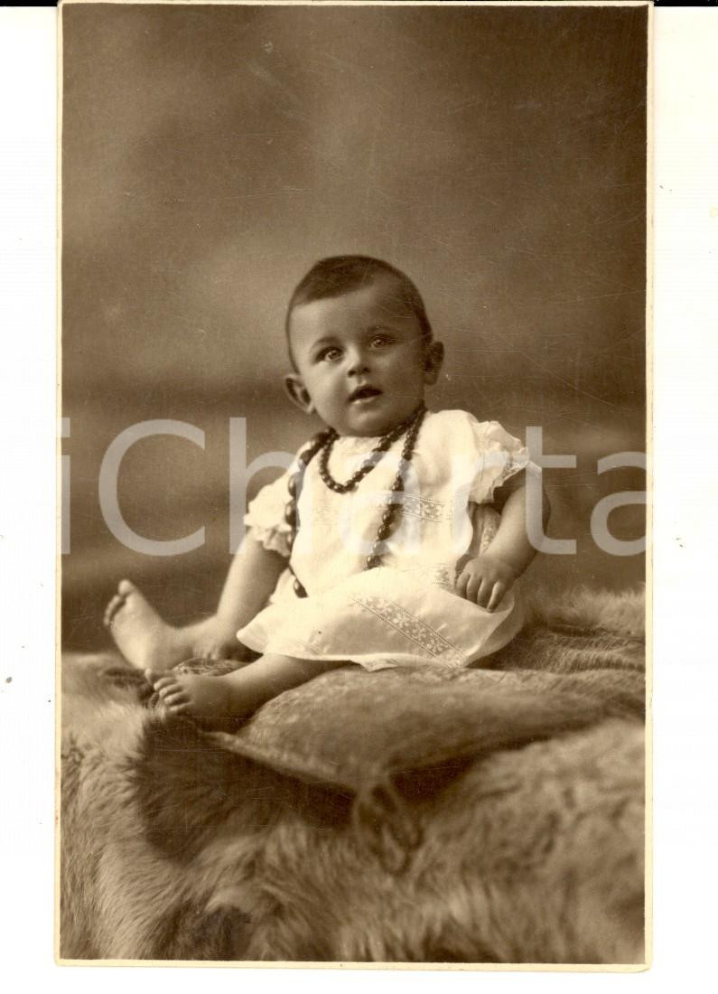 Fotografia d epoca originale 1920 ca TORINO Bambino seduto in veste bianca Foto cartolina Dante MORONI 1
