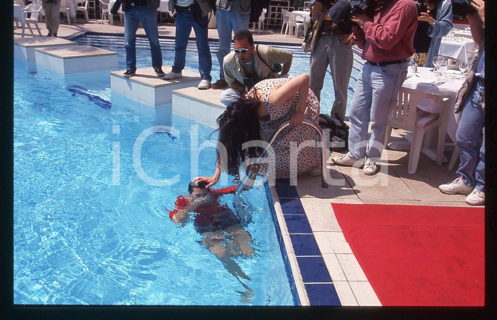 35mm vintage slide* 1994 FESTIVAL CANNES Lucia SARDO bagno in piscina vestita 3