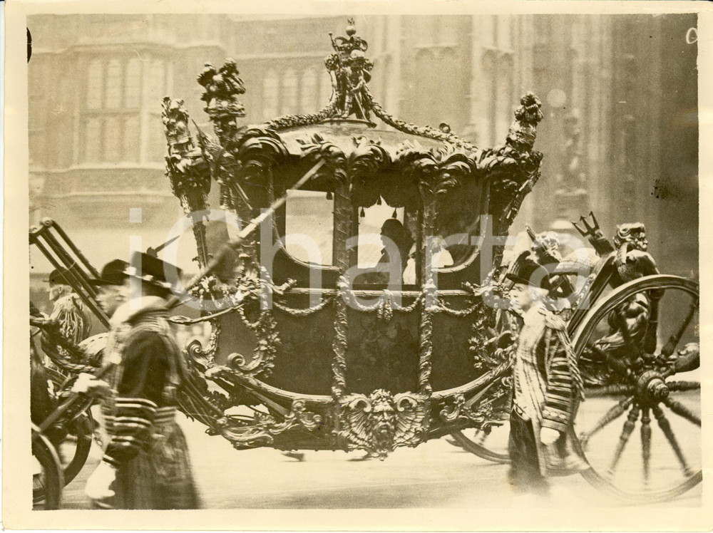Fotografia d epoca originale 1930 ca LONDON King GEORGE V and the Queen leaving Parliament on carriage Foto 1