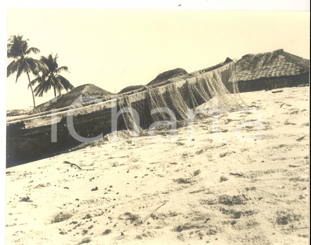 Fotografia d epoca originale 1965 ca NORD AFRICA Spiaggia con barca da pesca Fotografia ARTISTICA 26x20 1