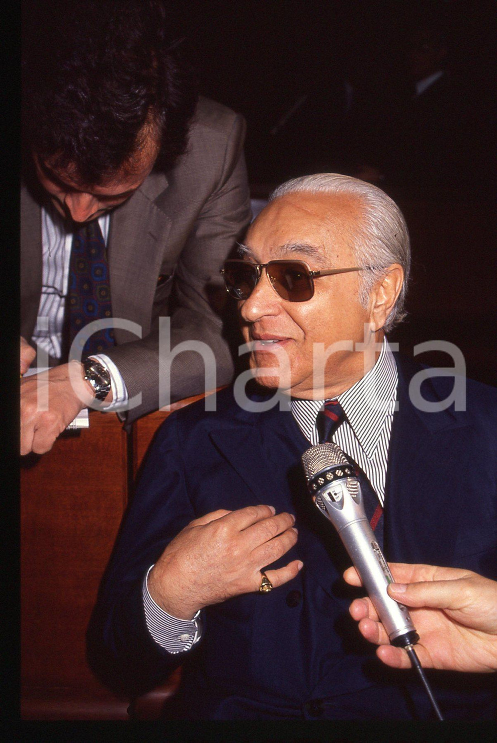 35mm vintage slide* 1992 MILANO Umberto ORTOLANI Processo BANCO AMBROSIANO (24)  Diapositiva d'epoca, in formato 35 mm.Nella diapositiva compare il finanziere Umberto Ortolani, in occasione di una seduta del processo per il crack del Banco Ambrosiano, tenutasi presso il Tribunale di Milano nell'aprile 1992.CONDIZIONI: GOODTutti i diritti riservati.E' severamente vietata la riproduzione. ICharta mette in vendita, sul negozio eBay e in esclusiva sul sito "icharta" il proprio archivio composto da numerose diapositive e negativi fotografici d'epoca, tutti originali e autentici, che attraversano la storia del costume italiano tra gli la fine degli anni Sessanta e Novanta.Si tratta di uno sguardo inedito sull'attualit&agrave;, la politica, la vita quotidiana, il gossip e la cultura, che fotografa il cambiamento della nazione in quest'ultimo scorcio del XX secolo. Un'occasione unica per il mercato del collezionismo, che vede finalmente disponibile un archivio eccezionale per vastit&agrave;, tematiche e condizioni, in un settore (il negativo fotografico e la diapositiva) di assoluta novit&agrave; e dalle interessanti prospettive di investimento. GOOD/buono   originale e autentica 1