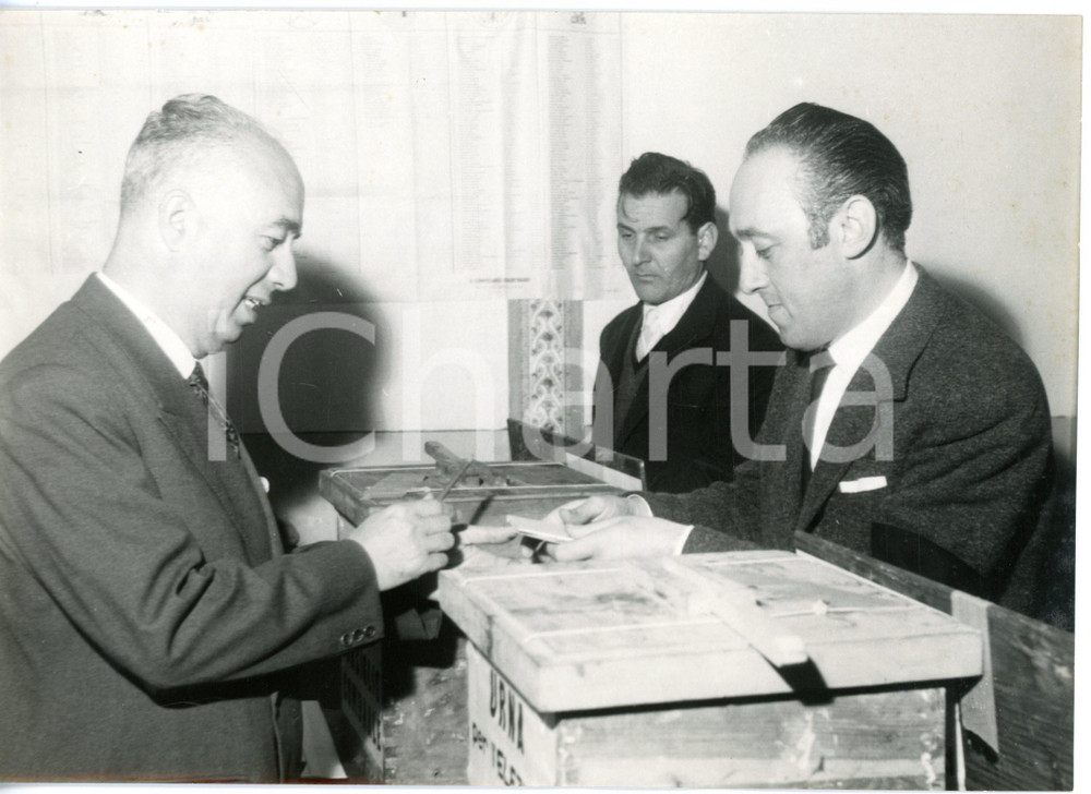 1960 ELEZIONI GENOVA Paolo Emilio TAVIANI al seggio di corso Firenze *Foto