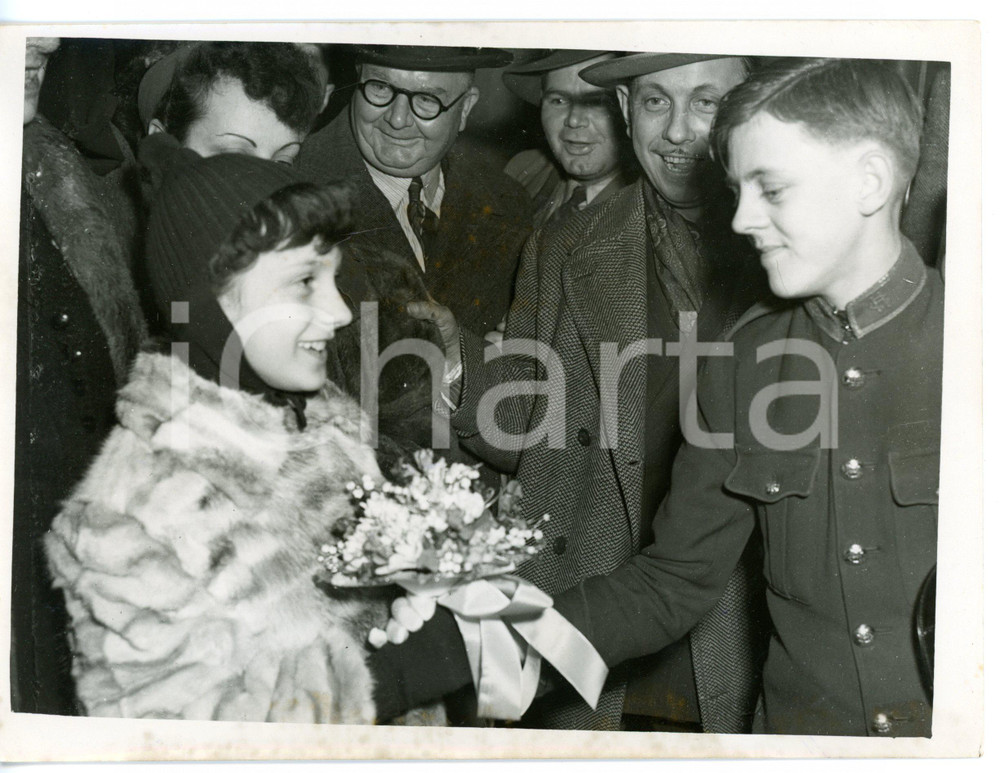 1953 LONDON Child prodigy Giannella DE MARCO receiving a bouquet on her arrival 