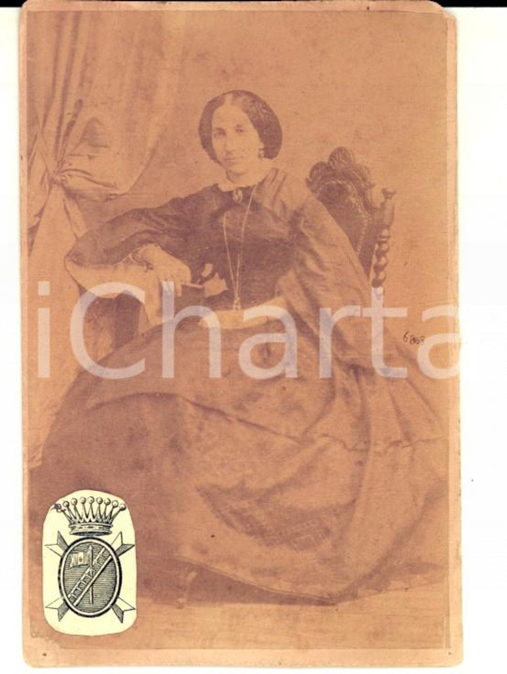 Fotografia d epoca originale 1870 ca AREA LOMBARDA Ritratto di nobildonna con stemma araldico Foto CDV 1