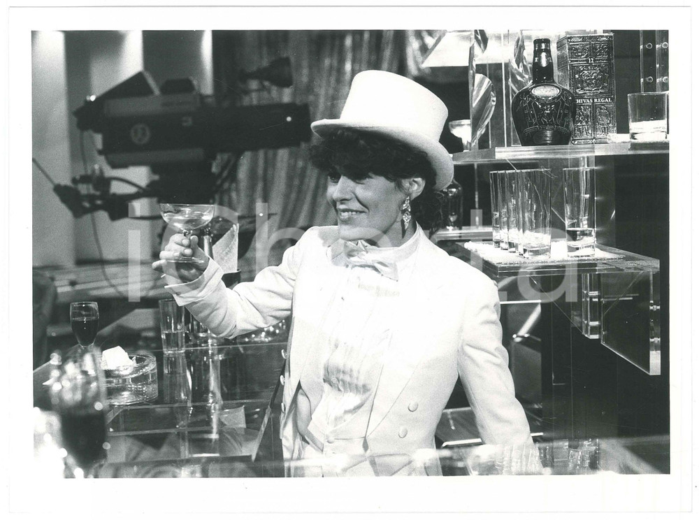 Fotografia d epoca originale 1985 ca RAI Il cappello sulle ventitrÃ©  Mita MEDICI Foto 24x18 cm 1