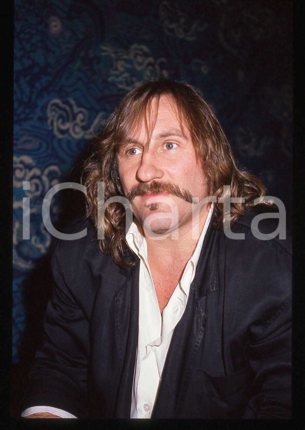 35mm vintage slide* 1989 VENEZIA Gérard DEPARDIEU Mostra del cinema (14) La diapositiva &egrave; stata scattata presso l'Hotel Excelsior in occasione della 46&ordf; Mostra del cinema di Venezia. CONDIZIONI: GOOD Tutti i diritti riservati.E' severamente vietata la riproduzione.  ICharta mette in vendita, sul negozio eBay e in esclusiva sul sito "icharta" il proprio archivio composto da numerose diapositive e negativi fotografici d'epoca, tutti originali e autentici, che attraversano la storia del costume italiano tra gli la fine degli anni Sessanta e Novanta.Si tratta di uno sguardo inedito sull'attualit&agrave;, la politica, la vita quotidiana, il gossip e la cultura, che fotografa il cambiamento della nazione in quest'ultimo scorcio del XX secolo. Un'occasione unica per il mercato del collezionismo, che vede finalmente disponibile un archivio eccezionale per vastit&agrave;, tematiche e condizioni, in un settore (il negativo fotografico e la diapositiva) di assoluta novit&agrave; e dalle interessanti prospettive di investimento.     originale e autentica 1