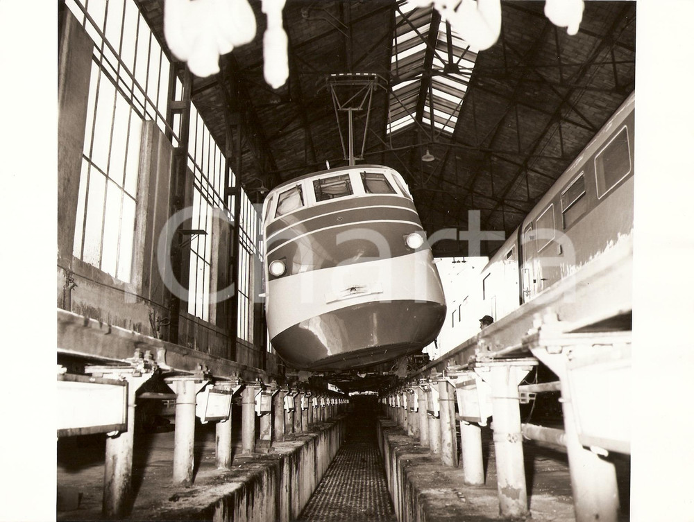 Fotografia d'epoca originale 1970 ca FF.SS. Automotrice FIAT Y 0160 in officina Prototipo PENDOLINO *Foto 1