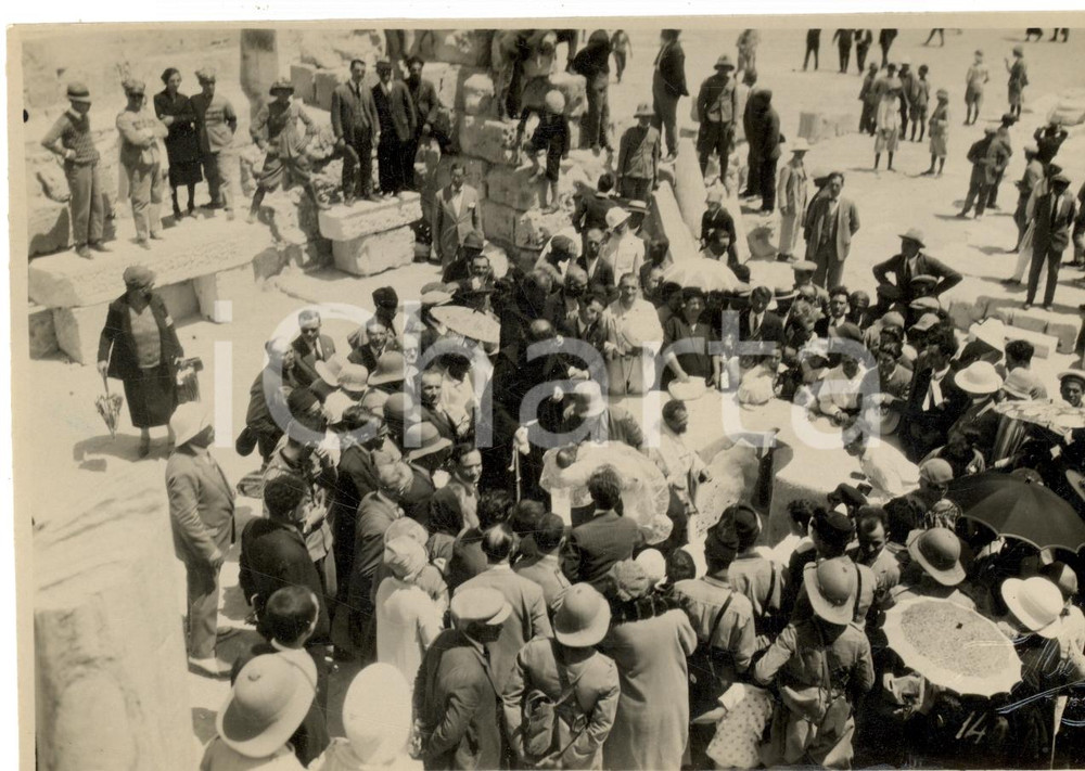 Fotografia d epoca originale 1928 SABRATA Libia Pellegrinaggio alla Basilica cristiana  Fonte battesimale 1