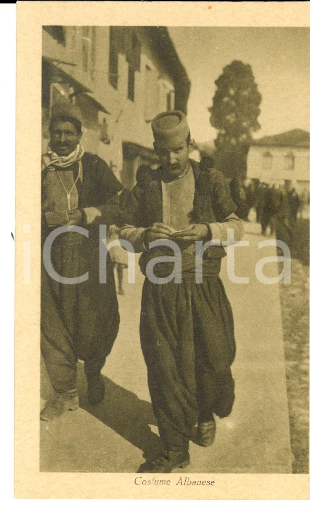 Cartolina originale da collezione 1930 ca COSTUMI ALBANIA Due uomini in costume tradizionale *Cartolina FP 1