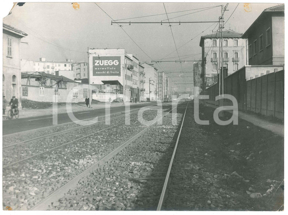 1958 MILANO Veduta urbana - Sede tramviaria - Pubblicità ZUEGG *Foto DANNEGGIATA Fotografia d'epoca.CONDIZIONI: VP (mancanza angolare; piegature angolari e laterali; piccole macchie di colla al recto)FORMATO: 24x18 cm    originale e autentica 1