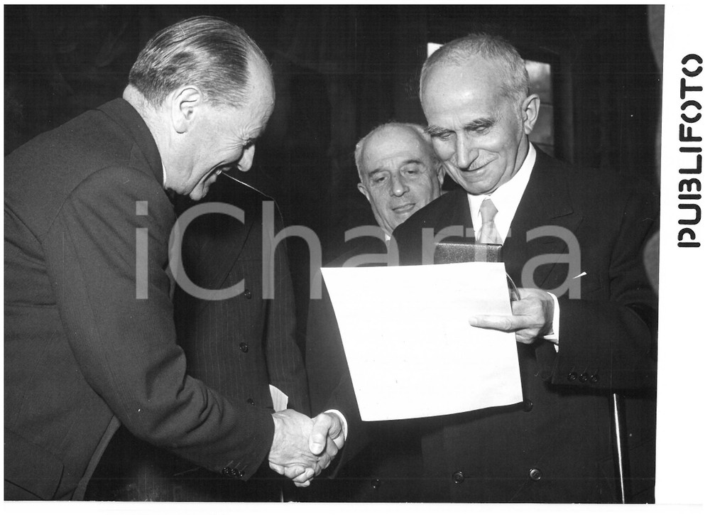 1955 ROMA - ANIAI Luigi EINAUDI premia gli ingegneri meritevoli *Foto 18x13 cm Fotografia d'epoca con didascalia coeva al verso.  CONDIZIONI: G (ma minima sovraimpressione) CONDIZIONI: 18x13 cm    originale e autentica 1