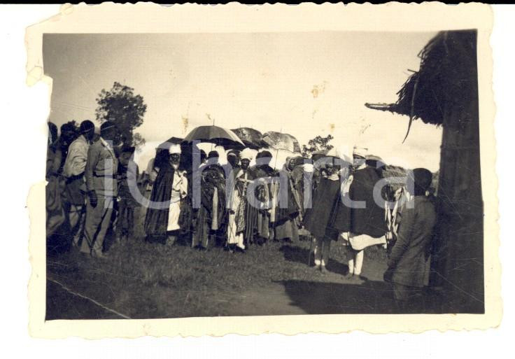 Fotografia d epoca originale 1936 AOI ETIOPIA Gruppo di dignitari in processione con il crocifisso Foto 9x6 1