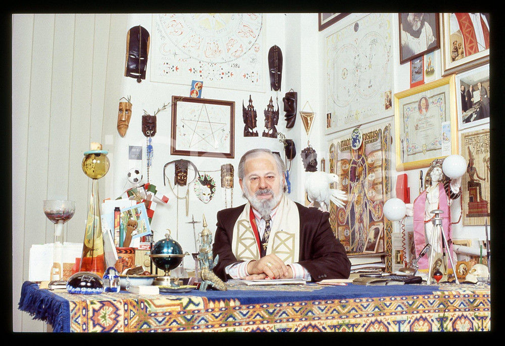 35mm vintage slide* 1990 ca ITALIA Mimmo MIGNOZZI Il mago nel suo studio (2)