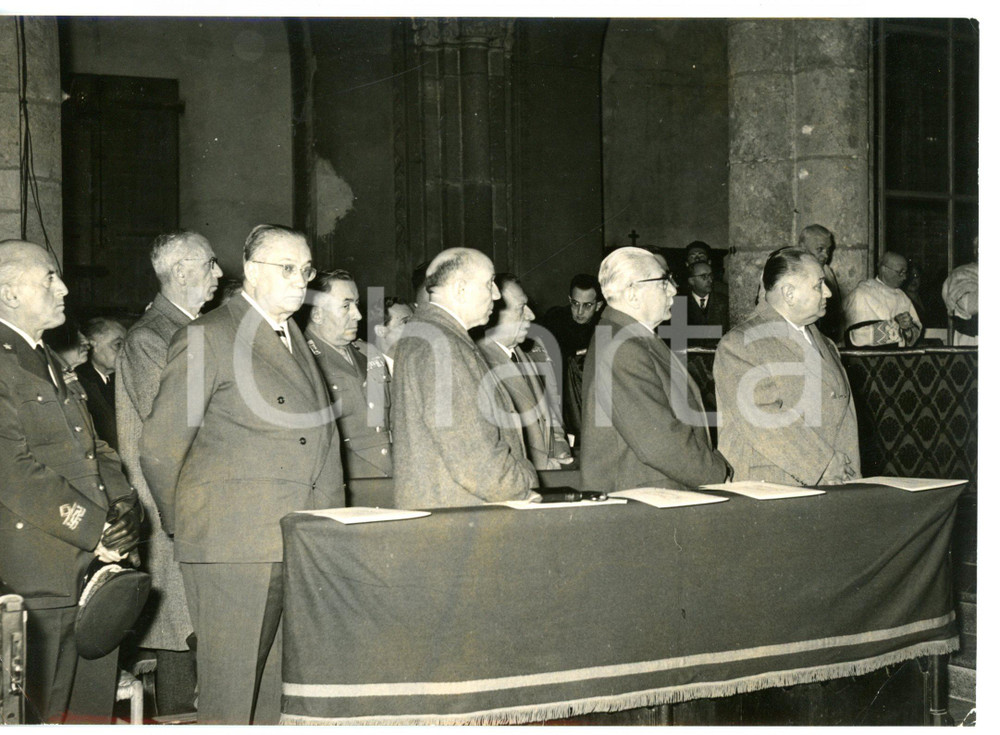 1957 MILANO SANT'AMBROGIO Fedeli all'omelia del card. Giovanni Battista MONTINI