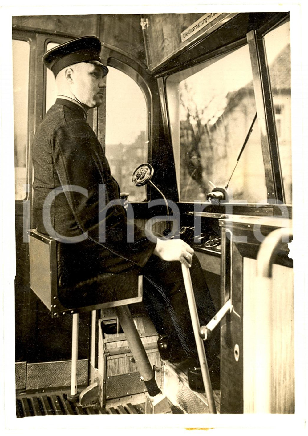 Fotografia d'epoca originale 1939 BERLIN (DE) Tramviere in divisa al posto di guida 1